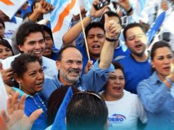 Entre aventones y gritos, Madero hace paradas para tomarse fotos con sus simpatizantes. @GustavoMadero. ESPECIAL /