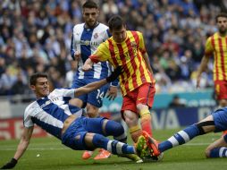En la imagen, Héctor Moreno trata de tapar el tiro de Messi en el derbi catalán. AFP /