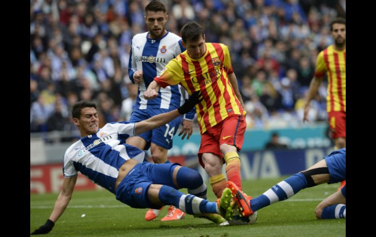 En la imagen, Héctor Moreno trata de tapar el tiro de Messi en el derbi catalán. AFP /