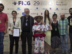 En la imagen aparece el equipo de producción de ''Eco en la montaña'', ganadora del Premio Mezcal 2014. Foto: ficg.mx. ESPECIAL /