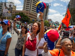 Hasta el momento un total de 29 civiles y ocho funcionarios han muerto desde el 12 febrero. EFE /