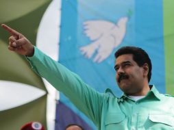 Nicolás Maduro lamenta las muertes en un acto realizado en las afueras de Miraflores. EFE /