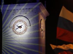 Se adelantaron dos horas para alinearse con los de Moscú ante centenares de personas que aplaudían y hacían ondear banderas rusas. AP /