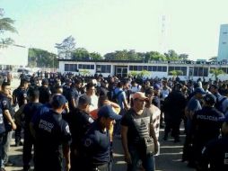 Los policías están dispuestos a dejar el paro, si se les otorga un salario digno y bien remunerado. Tomada de: @reddigital2013. ESPECIAL /