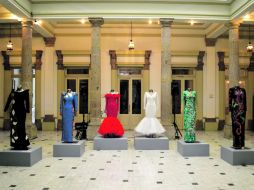 La muestra está compuesta por seis de los más de 200 vestidos de los que consta su colección.  /