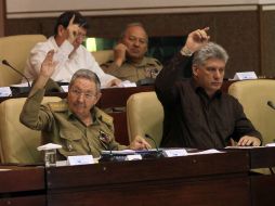 El general Raúl Castro, presidente de la nación, junto al vicepresidente Miguel Díaz-Canel durante la votación de la ley. AP /
