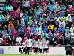 Los Zorros festejaron con un pequeño grupo de aficionados rojinegros presentes en la tribuna. MEXSPORT /