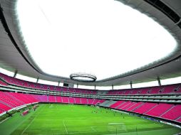 Aunque algunos boletos quedaron en manos de los revendedores, el Estadio Omnilife tendrá hoy una entrada cercana al lleno. MEXSPORT /