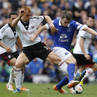 Everton se acerca al Arsenal tras vencer al Fulham