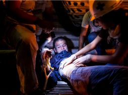 En la imagen muestra a la Guardia Nacional auxiliando a uno de los manifestantes que fue herido durante las protestas en Venezuela. ARCHIVO /