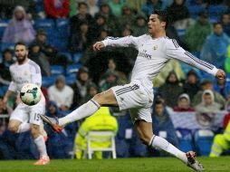 Cristiano Ronaldo alcanza 28 goles en Liga, tras marcar el primero de los cinco del Real Madrid al Rayo Vallecano. EFE /