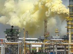 El fallo genera humo amarillo por un paro de emergencia de la planta para llevarla a posición segura. TOMADA DE @HenryTmS  /