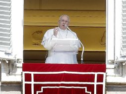 El Papa Francisco preside el rezo del Angelus ante miles de personas congregadas en la Plaza de San Pedro del Vaticano. EFE /