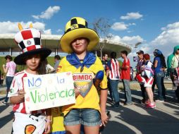 Aficionados de ambos equipos conviven en armonía en las afueras del estadio.  /