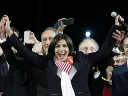 Anne Hidalgo ofrece un discurso luego de conocer que los resultados le favorecen. ARCHIVO /