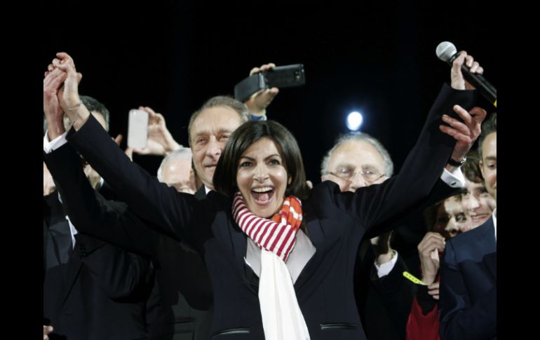Anne Hidalgo ofrece un discurso luego de conocer que los resultados le favorecen. ARCHIVO /
