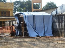 Trabajadores de Guinea construyen casa de campaña para posibles personas infectadas. AFP /
