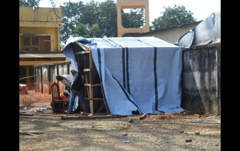 Trabajadores de Guinea construyen casa de campaña para posibles personas infectadas. AFP /