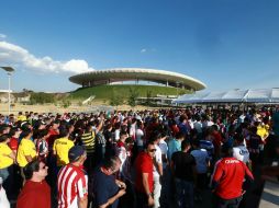 Las filas para entrar al Omnilife rodeaban una cuarta parte del estadio.  /