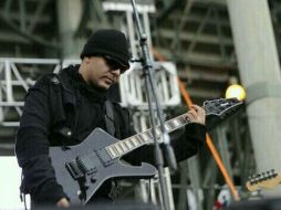 Cristian apareció vestido de color negro y con gafas. Imagen tomada de Twitter @laesfingeclub ESPECIAL /