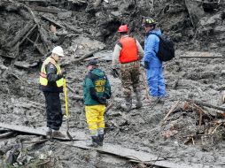 Equipos de rescate continúan las labores de búsqueda en la zona del deslave. AP /