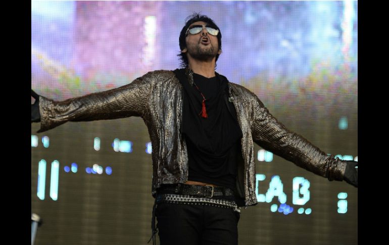 Los músicos, liderados por su vocalista Beto Cuevas, iniciaron su presentación con el emblemático tema 'Día cero'. AFP /