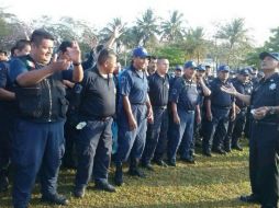 Los agentes permanecieron en protesta para mejorar sus condiciones de trabajo. Twitter: @RedSocial_Tab. ESPECIAL /