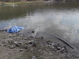 El cuerpo fue encontrado tres metros bajo el agua, por buzos del Cuerpo de Bomberos municipal.  /