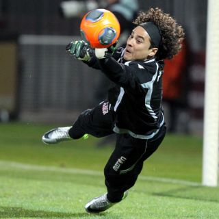 Guillermo Ochoa, en el 11 ideal en Francia