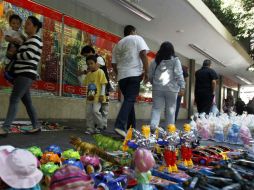 Aseguran que la calle Ramón Corona poco a poco se ha limpiado de ambulantes. ARCHIVO /