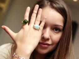 Andrea Michelle Rodríguez, dueña de la joyería, asegura que un anillo con una piedra es como tu amuleto de la suerte y de protección.  /