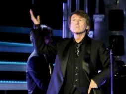 El cantante, a punto de cumplir 55 años sobre los escenarios, quiere brindar a su público canciones imprescindibles en su nuevo disco. ARCHIVO /