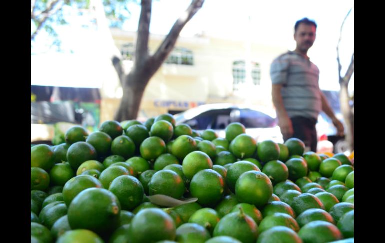 Diconsa sólo venderá dos kilos de limón por semana a las familias que acudan a adquirirlo. ARCHIVO /