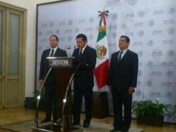 Osorio Chong (c) ofrece una conferencia de prensa en la que estuvo presente el gobernador Eruviel Ávila (i). TOMADA DE @SEGOB_mx  /