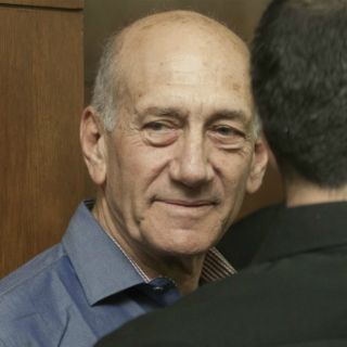 Condenan a ex primer ministro israelí Ehud Olmert por corrupción