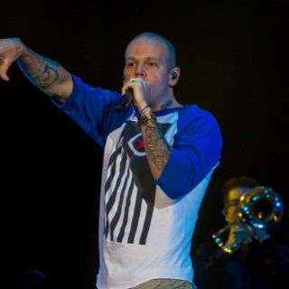 René, de Calle 13, golpea a fan en Vive Latino