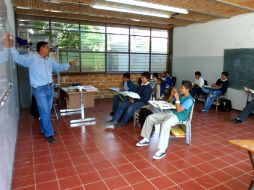 El SNTE afirmó que defenderá los derechos de los maestros a pesar de las reformas a la ley de educación. ARCHIVO /