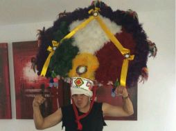 Blanco posa como muestra de agradecimiento luego de haber recibido un reconocimiento. Imagen tomada de @cuauhtemocb10. ESPECIAL /