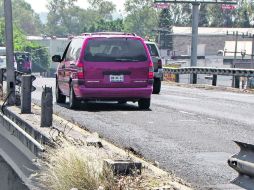 Debido a diversos accidentes, en varios de los pasos elevados de la Calzada Lázaro Cárdenas faltan tramos de las barreras de seguridad.  /