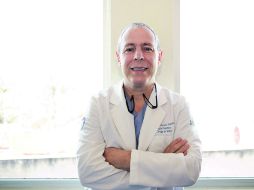Especialista. Eduardo Navarro Becerra, médico que realizó la microcirugía que salvó la pierna de la estudiante de la prepa 10.  /