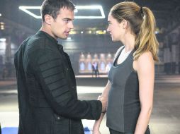 Shailene Woodley y Theo James, protagonizan 'Divergente' filme que está próximo a ser estrenado en México. ESPECIAL /