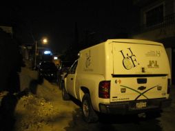 Elementos del IJCF y de la FGE arribaron al lugar del homicidio para iniciar las investigaciones sobre el móvil del crimen.  /