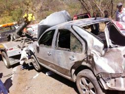 Bomberos, Protección Civil, Policía Federal, Cruz Roja y una empresa de grúas colaboran en las labores de rescate.  /