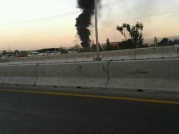 La flama permanecerá en tanto se consume el combustible remanente del ducto, informa Pemex en un comunicado. Foto: @luismarca2013. ESPECIAL /