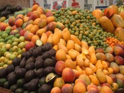 Tener una alimentación rica en vegetales y frutos disminuye los riesgos de cáncer, infartos y derrames cerebrales. ARCHIVO /