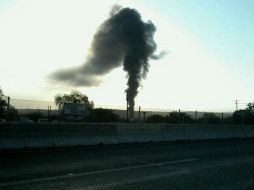 Al lugar llegaron bomberos municipales, elementos de Seguridad Física de Pemex, Policía Federal y Protección Civil. Foto: @65ruelas. ESPECIAL /