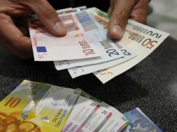 La SHCP dijo que con esta operación se captaron recursos por dos mil millones de euros. ARCHIVO /