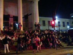 Ciudadanos chilenos permanecen en las calles luego de recibir la alerta de tsunami. AFP /