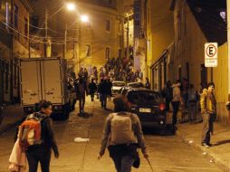 Un grupo de personas evacua hacia lo alto de un cerro en la ciudad de Valparaiso. EFE /