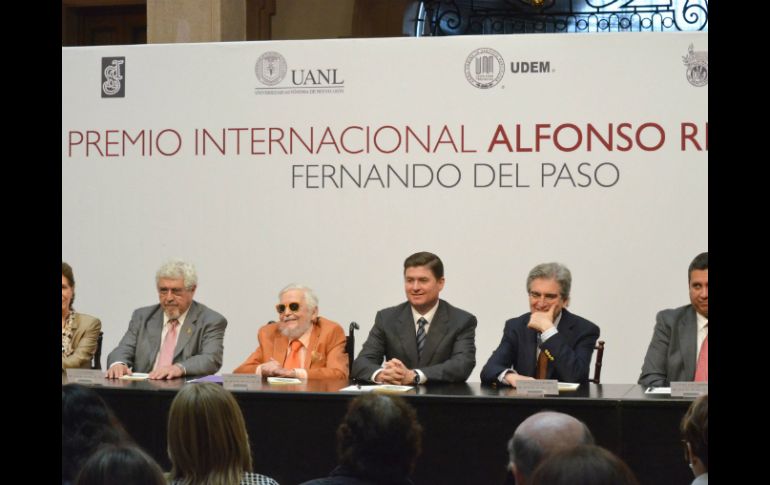 El autor de 'Palinuro de México' rodeado por el cariño de su familia, público, rectores y autoridades recibe el premio 'Alfonso Reyes'. NTX /